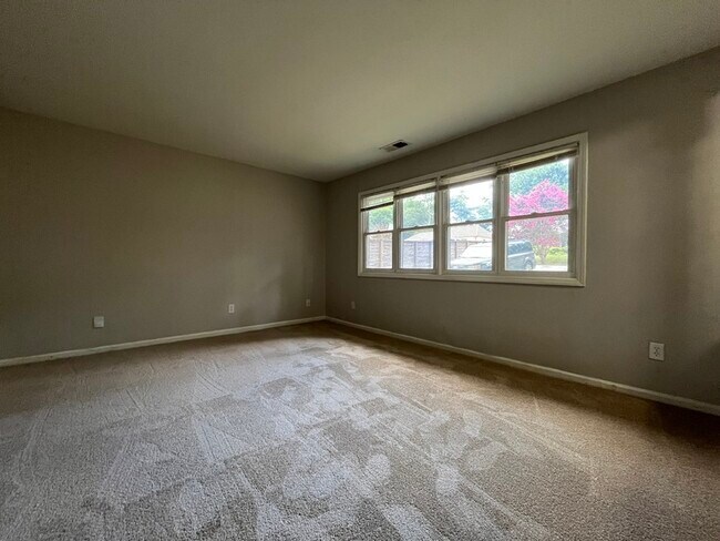 Photo - 526 Huntsmoor Dr