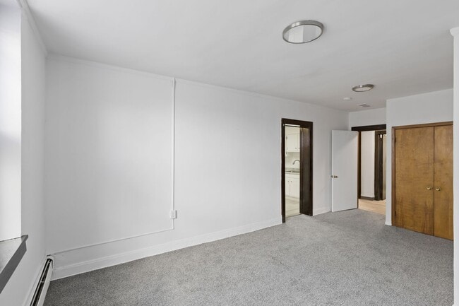 Building Photo - 2 N Huron St Unit 4-1