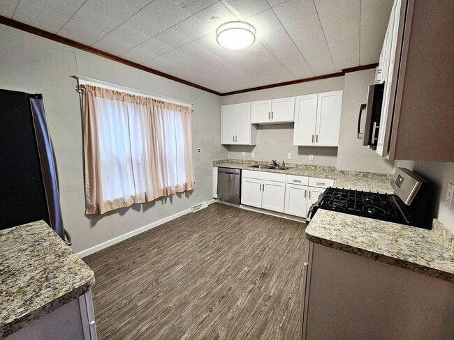 255 Woodside Ave Unit Lower Unit