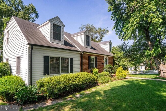 Photo - 740 Upland Pl