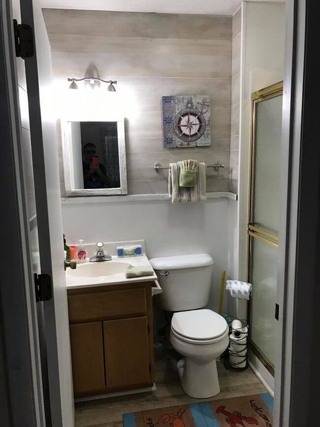 Bathroom 1 - 606 Lantana St