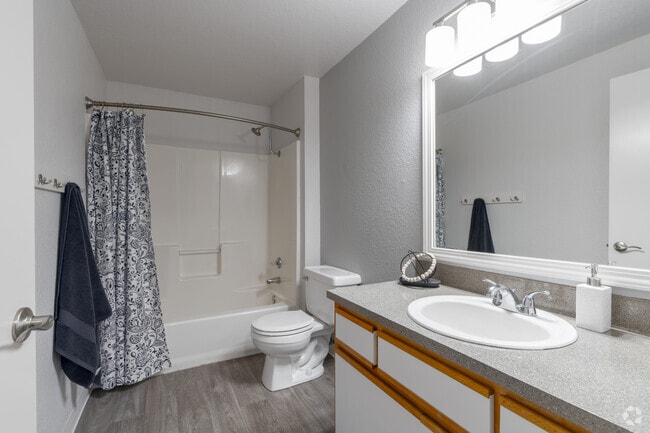 2BR, 1BA - 832SF - Bathroom