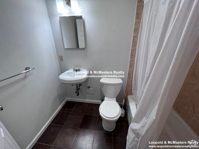 Building Photo - 51 Park Dr Unit D Rental
