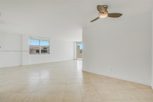 Photo - 9500 W Bay Harbor Dr Unidad 7H