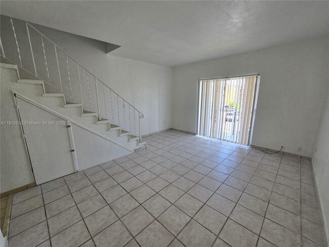 Photo - 1305 W 53rd St Unit 410