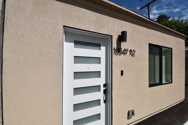 Building Photo - 10839 Moorpark St Rental