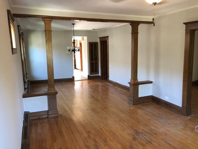 Living Room/Dining Room - 4546 N Hermitage Ave Unit 2