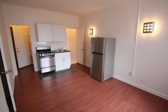 Building Photo - 652 S Dunsmuir Ave Unit 206 Rental