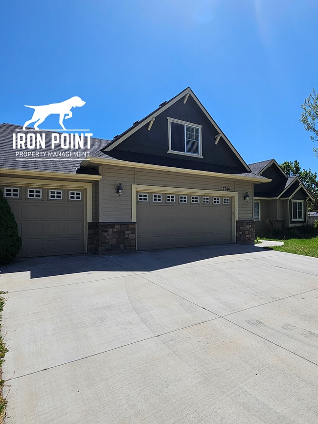 Photo - 3bed/2bath w/3 car garage, upstairs bonus room, vaulted ceilings, & fenced yard.