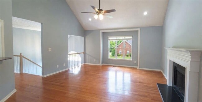Photo - 736 Jamie Way NE