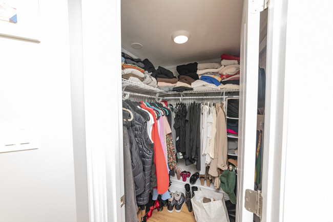 Photo - 1545 W Addison St Apartment Unit GDN