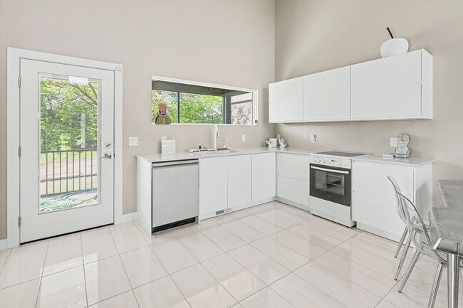 Building Photo - Rent: 2 bed unit