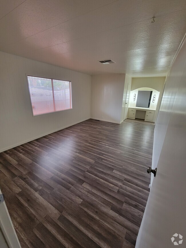 Building Photo - 14968 Vinehill St Rental