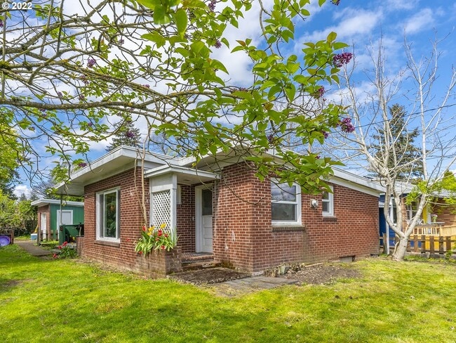 Building Photo - 6735 NE Going St Rental