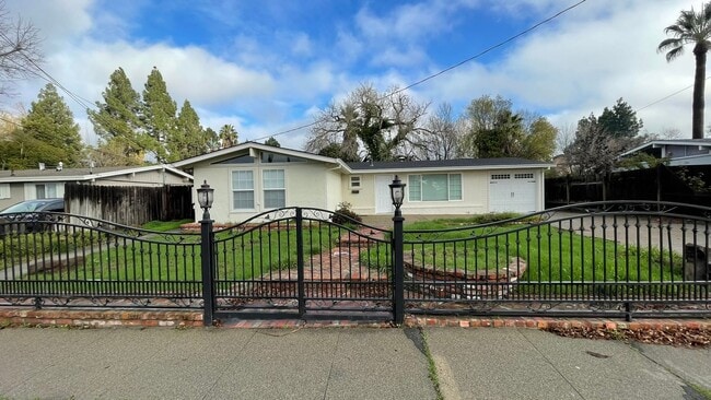 Building Photo - Beautiful 3 bedroom 2 bathroom home, updated kitchen & baths plus 1 car garage!