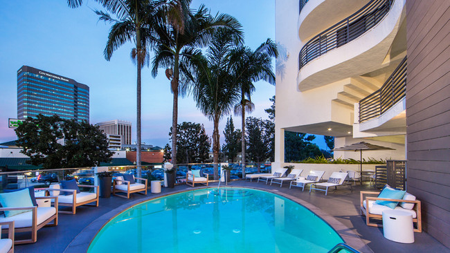 Relájate en nuestra piscina estilo hotel, o disfruta de la vista de nuestra elegante terraza - Alister Sherman Oaks Apartamentos