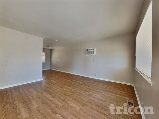 Photo - 1001 Akard Dr