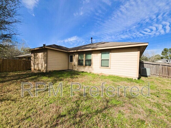 Photo - 810 Lightningbug Ln