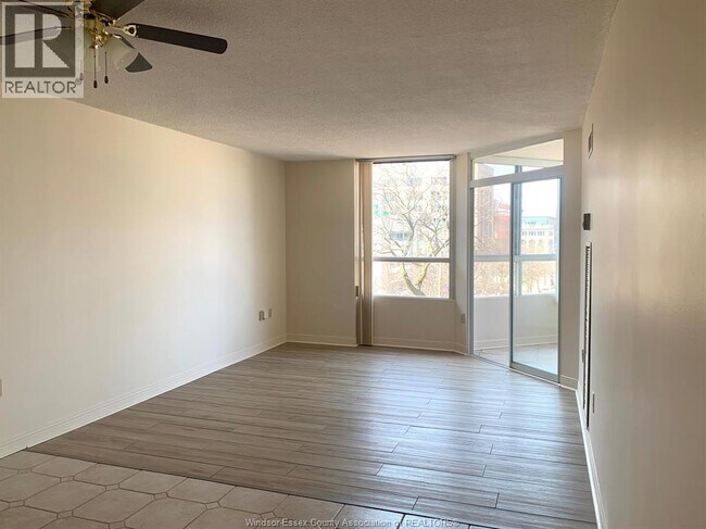 Photo - 75 Riverside Dr E Unité 410