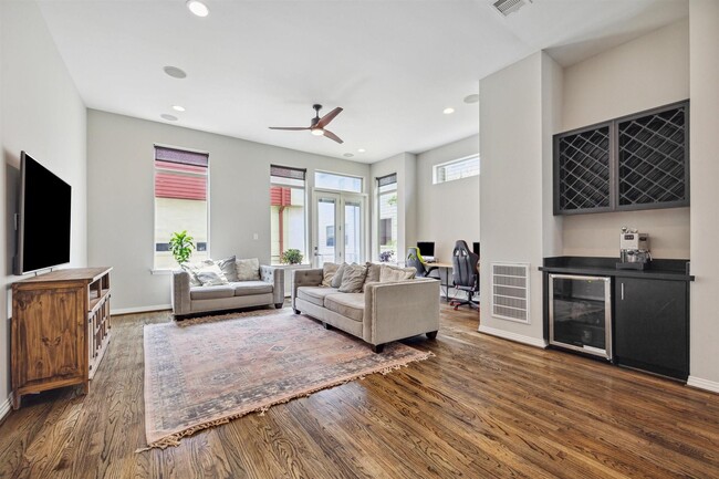 Building Photo - 1630 Dennis St