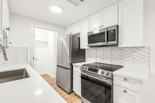 5807 Laurel Canyon Blvd Unit 218