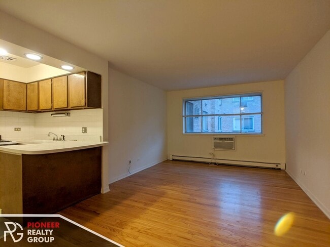 Building Photo - 531 W Aldine Ave Unit #530-408 Rental