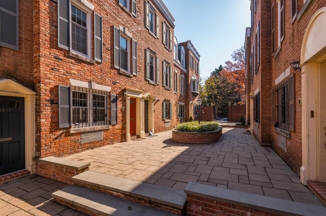 Building Photo - 1815 Biltmore St NW Unit A