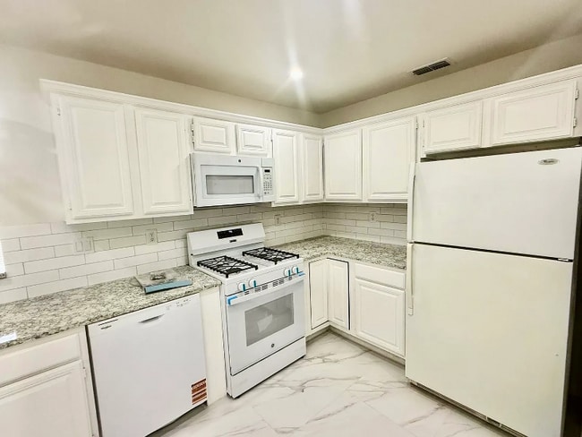 Photo - 2100 Riverplace Dr