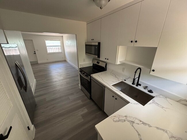 Photo - 880 SE 12th St