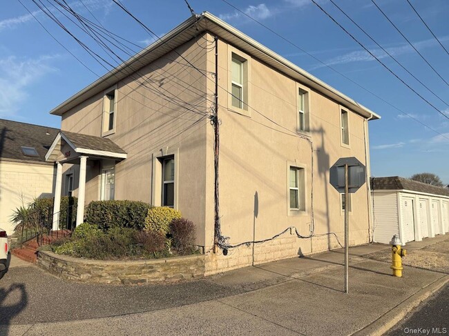 Building Photo - 236 W Montauk Hwy Unit 1E