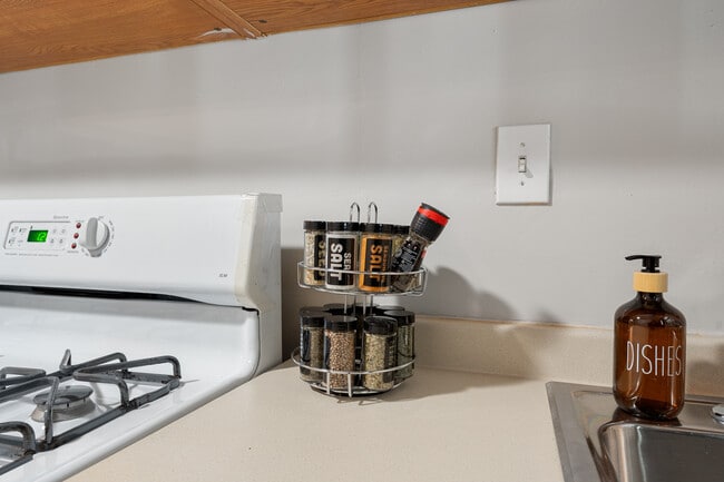 Building Photo - 1707 29th St SE Unit 2