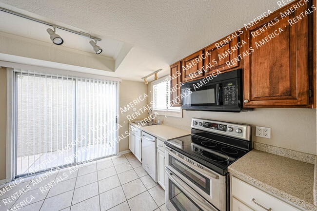 2507 W Greenway Rd