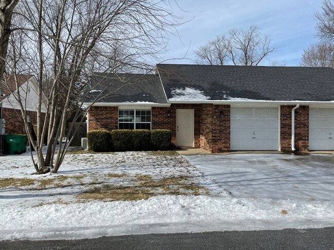 Building Photo - 289 N C St