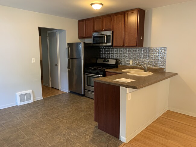 Full Eat In Kitchen - 863 Weeks Ave SE Townhome