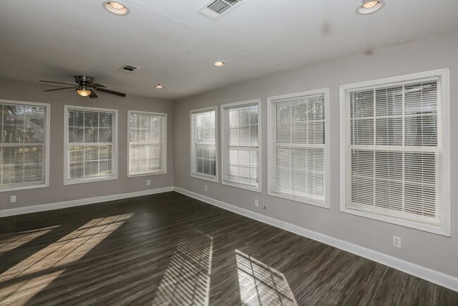 Photo - 218 Shenandoah Rd N