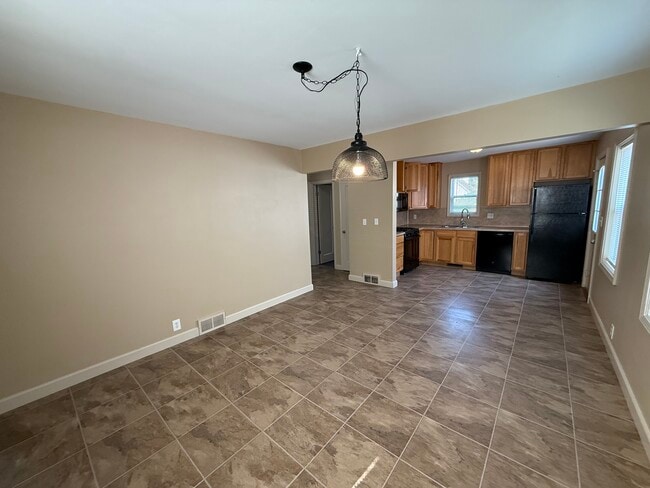 Photo - 2119 Riverside Dr NE