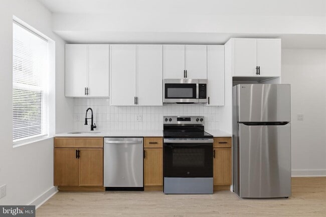 Building Photo - 4021 Brown St Unit 3