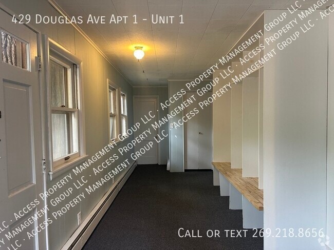 Building Photo - 429 Douglas Ave Unit 1 Rental