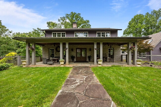 Building Photo - Charming Furnished Estate with Full-Servic... Unit Main House