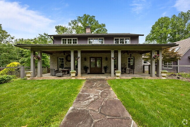Building Photo - Charming Furnished Estate with Full-Servic... Unit Main House