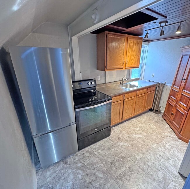 Building Photo - 395 Saint John St Unit Upstairs