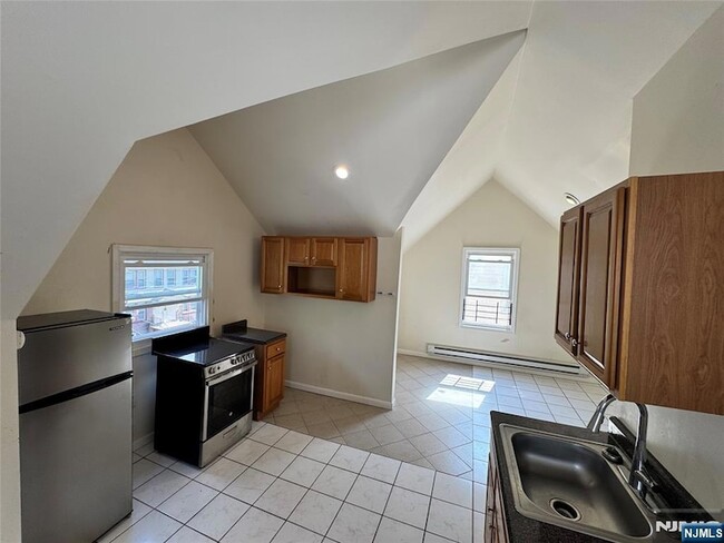 Building Photo - 163 Linden Ave Unit 3rd Rental