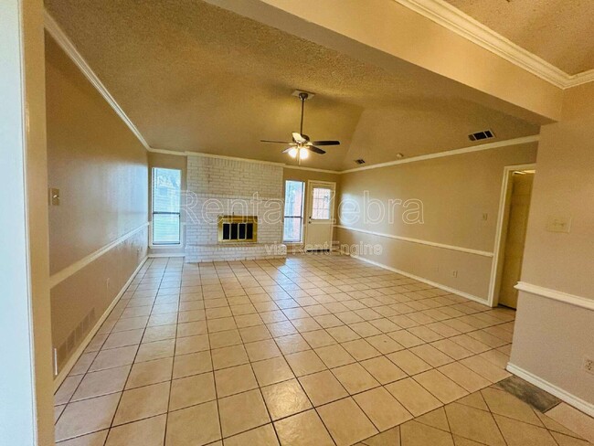 Photo - 828 Haverford Ln