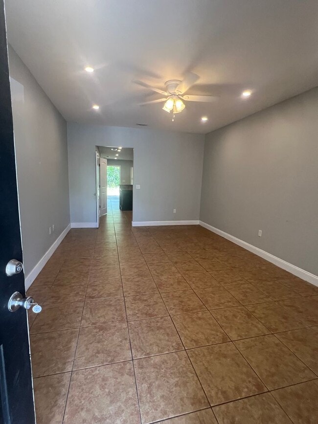 Spacious 3 Bedroom /2 Bathroom Home - Spacious 3 Bedroom /2 Bathroom Home