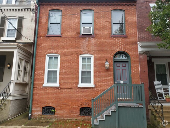 Building Photo - 612 E Chestnut St Unit Apt. 1