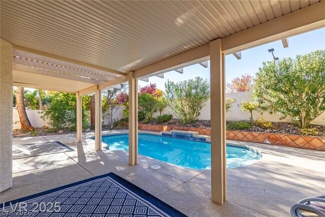 Photo - 2121 Whitebirch Ln
