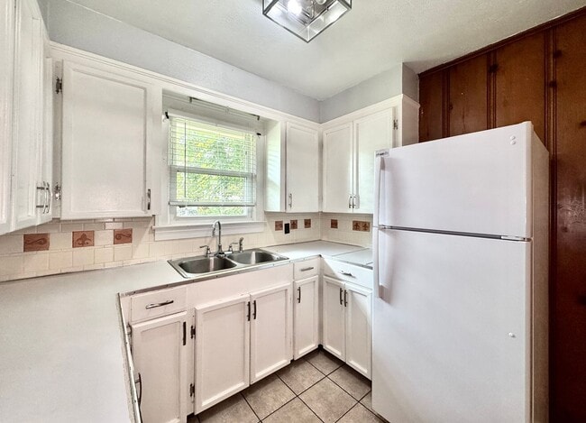 Photo - 3 Bed 2 Bath Home in Hundred Oaks Subdivision