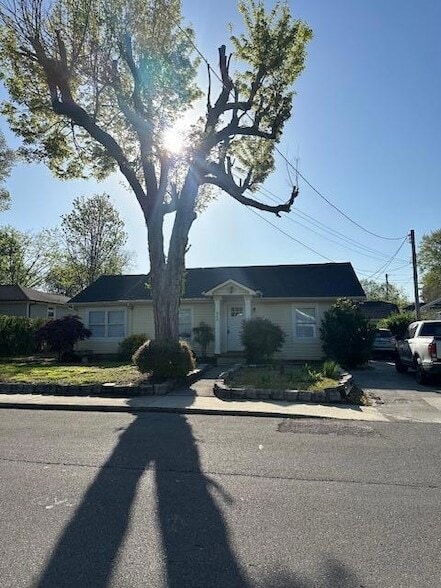 Building Photo - 860 Harle Ave NW