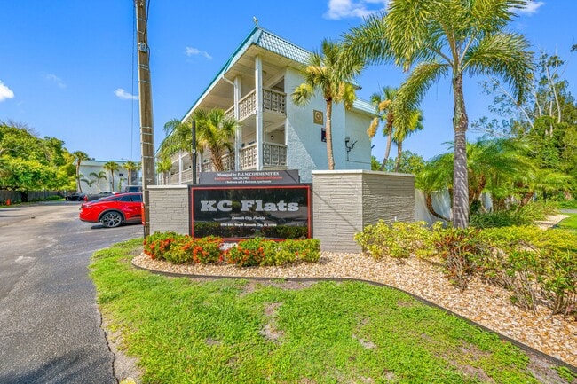 Building Photo - Newly Renovated 2 Bed-1 Bath Apartment wit... Unit D208