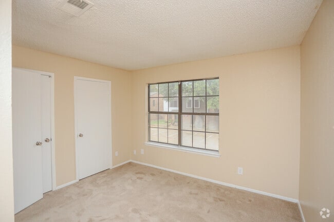 2BR, 1.5BA - 989SF